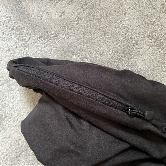 Beyond Yoga Black Hidden Pocket Infinity Scarf EUC - Picture 9 of 10